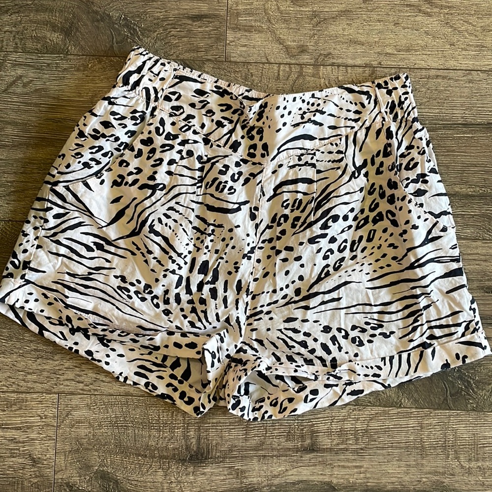 H&M High Waisted Cheetah Shorts with Pockets Size Small